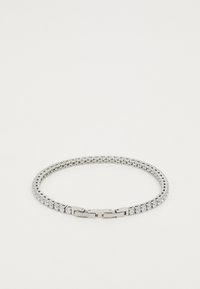 Bracelet en argent avec des maillons carrés entrelacés, présentant une rangée de pierres transparentes. Texture lisse et détail de fermoir sécurisé.