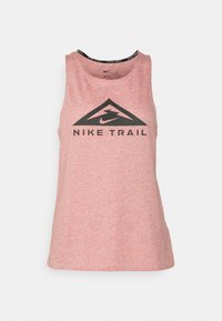 Lichtroze Nike Trail tanktop van textuurstof, met een zwart driehoekig logo en tekst. Mouwloos ontwerp met een ronde hals.