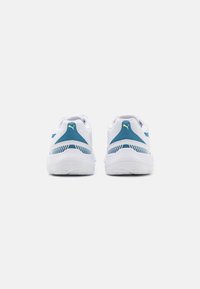 Pantofi sport albi cu un material texturat, accent albastru la călcâi și o talpă cu un model pentru tracțiune.