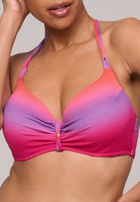 Rosa till lila ombre-bikiniöverdel med texturerad tyg, triangulära kupor, justerbara axelband och en dekorativ mittvridning med guldakzent.