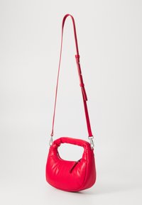 Tommy Jeans PILLOW MINI HOBO - Borsa a mano - red hot