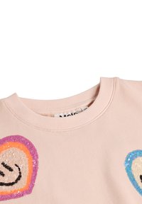 Svetloružová mikina s okrúhlym výstrihom, na hrudi zdobená dvoma nášivkami usmievajúcich sa tvárí z flitrov v purpurovej, oranžovej, modrej a béžovej farbe.