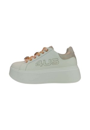 Sneaker bianca con plateau con tacco beige, lacci in raso rosa, gemme decorative e logo "4US" sul lato.