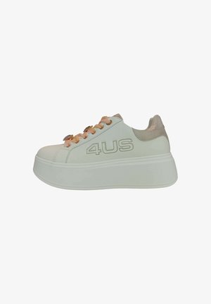 Sneaker bianca con plateau con tacco beige, lacci in raso rosa, gemme decorative e logo "4US" sul lato.