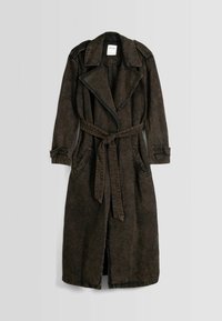 Długi, ciemnobrązowy trencz wykonany z miękkiego materiału, z dużymi klapami, przewiązywany w talii oraz bocznymi kieszeniami z ozdobnymi szwami.