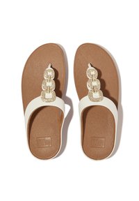 Witte flip-flop sandalen met een gestructureerde bruine voetbed, voorzien van een decoratieve gouden kettingaccent aan de voorkant.