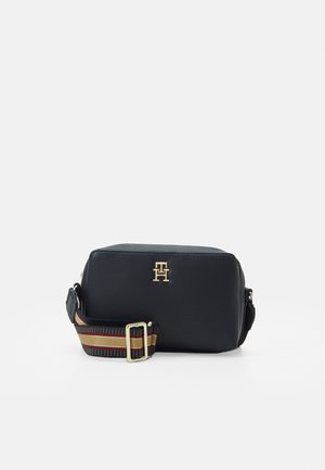 Sort rektangulær crossbody taske med guldpræget logo og justerbar striped stofrem med guldlås.