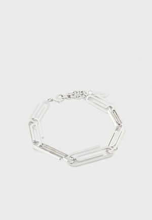 Bracelet en argent avec de grands maillons style trombone reliés par une chaîne et sécurisés par un fermoir mousqueton.