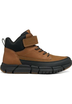 Sneaker alta marrone e nera con suola nera spessa e segmentata, collo alla caviglia in mesh nero, lacci e una fascia in velcro con etichetta Geox.