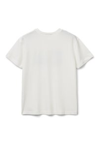 Bílé bavlněné tričko s krátkými rukávy, kulatým výstřihem a hladkou texturou. Má čistý, jednoduchý design bez viditelných log nebo vzorů.