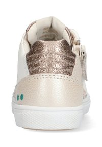 Baskets blanches avec une tige texturée beige clair et métallisée en rose doré, présentant un accent turquoise près du talon et une semelle extérieure texturée.