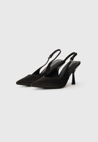 Μαύρες σατέν γόβες slingback με μυτερή μύτη, λεπτό τακούνι και λουράκι στον αστράγαλο. Λείο υλικό με κομψό, μινιμαλιστικό σχέδιο.