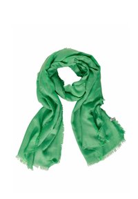 Écharpe légère verte aux bords frangés, pliée de manière lâche, avec une petite étiquette de marque blanche visible sur un côté.