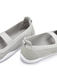 Graue Mesh-Slipper mit elastischen Riemen, strukturierten Seiten und einer glatten synthetischen Ferse. Weiße Gummisohle, minimalistisches Design.
