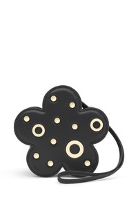 Czarna skórzana torebka w kształcie kwiatu, ozdobiona złotymi ćwiekami i pierścieniami, z cienkim paskiem do noszenia.