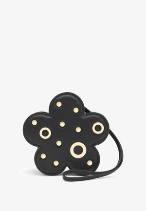 Czarna skórzana torebka w kształcie kwiatu, ozdobiona złotymi ćwiekami i pierścieniami, z cienkim paskiem do noszenia.