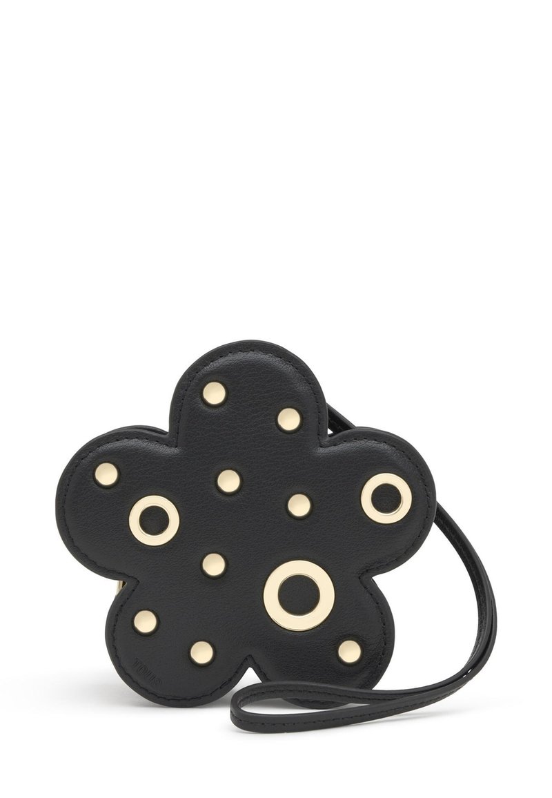 Czarna skórzana torebka w kształcie kwiatu, ozdobiona złotymi ćwiekami i pierścieniami, z cienkim paskiem do noszenia.
