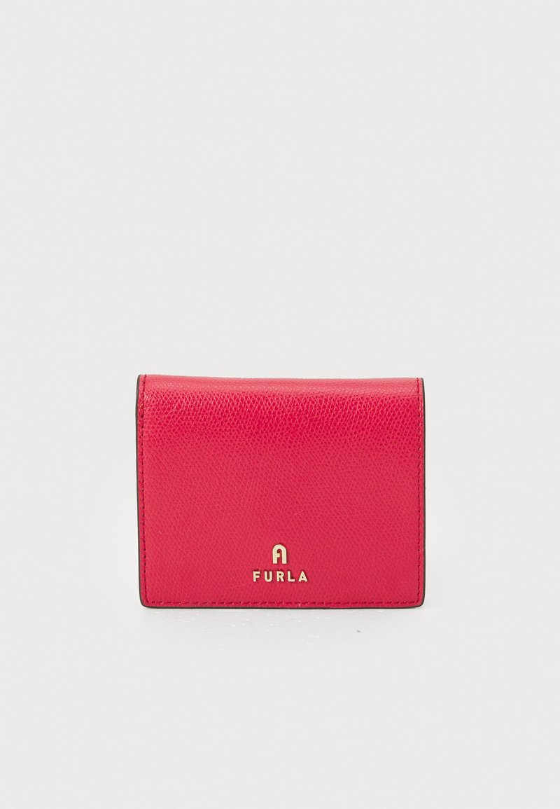 Portefeuille en cuir rouge avec une finition texturée, arborant un logo doré à l'avant et un design à rabat avec des bordures noires.