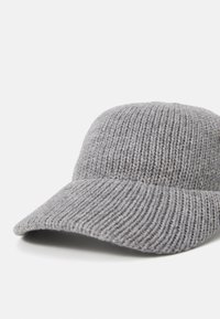 Cappello grigio lavorato a maglia con visiera strutturata, caratterizzato da una trama a costine e un tessuto morbido per il calore. La forma è arrotondata e aderente.