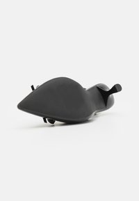 Svart sko med spetsig tå i slätt syntetmaterial, med en texturerad sula och en liten klack. Har subtila metalldetaljer och minimalistisk design.
