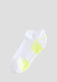 Vita ankelsocka med en texturerad design och neongula accenter och mönster, som framhäver hälen och tåområdet. Lättviktigt material.