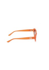 Gafas de sol naranjas con un armazón transparente, patas rectas y un logo en la patilla. Diseñadas para una apariencia deportiva.