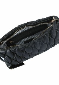 Clutch bag in pelle nera con design trapuntato, zip dorata e fodera a righe. Include tasche interne per l'organizzazione e una forma elegante.