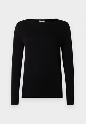 Top lung cu mânecă lungă, de culoare neagră, cu decolteu bateau, fabricat dintr-un material moale. Prezintă o cusătură frontală subtilă și o linie de tiv dreaptă. Fără modele sau accente vizibile.