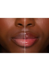 Close-up van twee lippen naast elkaar: links is matte nude, rechts is glanzend roze. Huidskleur donkerbruin, gladde textuur, natuurlijke vorm.