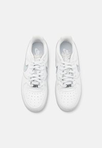 Vita lädersneakers med en slät yta, perforerat tåparti, snörning, silverfärgad Nike-swoosh och svart "AF1"-logotyp på tungan.