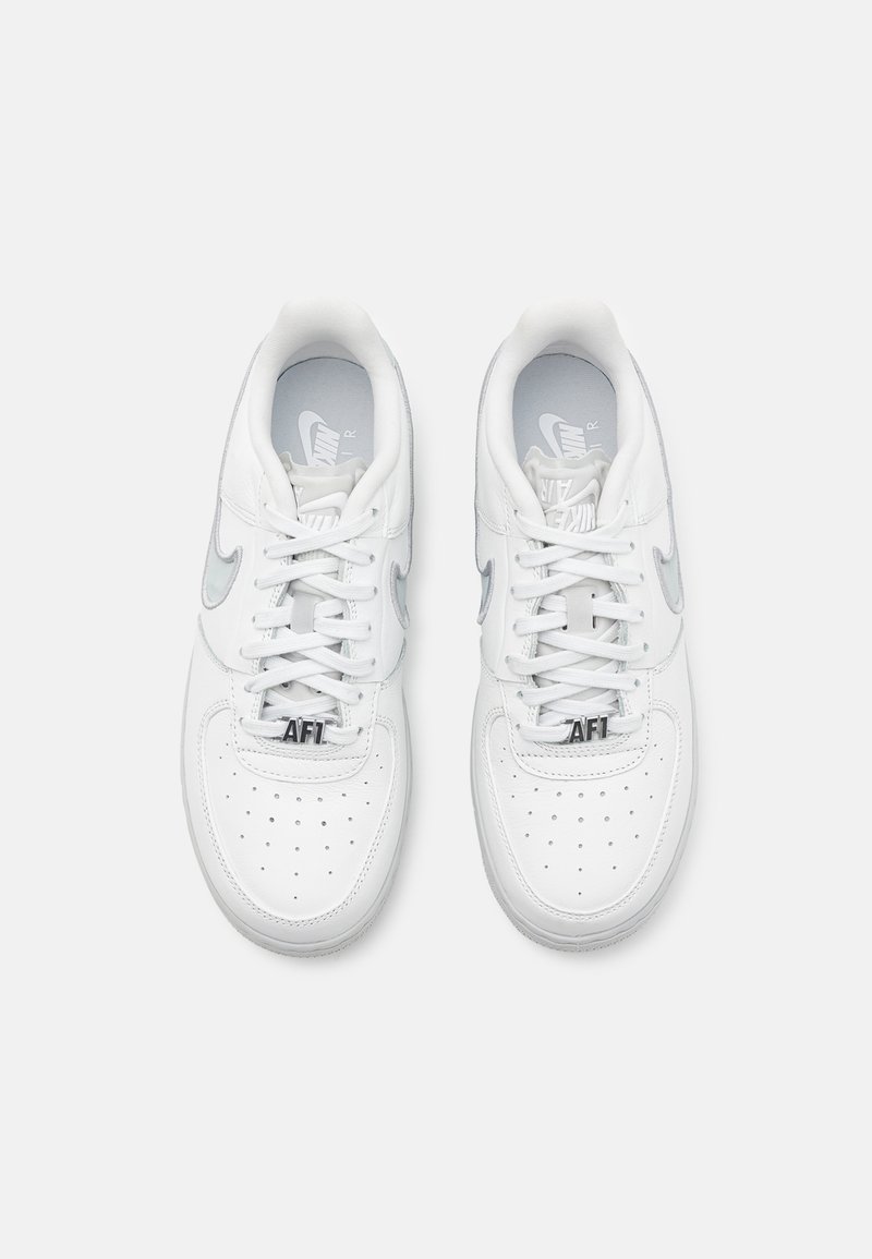 Weiße Leder-Sneaker mit glatter Oberfläche, perforiertem Zehenbereich, Schnürsenkeln, silbernem Nike-Swoosh und schwarzem "AF1"-Branding auf der Zunge.