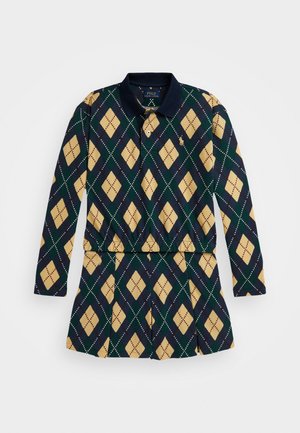 Vestido polo de argyle en azul marino y verde con mangas largas, cuello y falda plisada, con patrones de diamantes amarillos y acentos rojos.