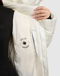 Vatteret jakke med en skinnende, lys cremefarvet yderside med et quiltet mønster. Indersiden har et logo-tryk og en sidelomme.