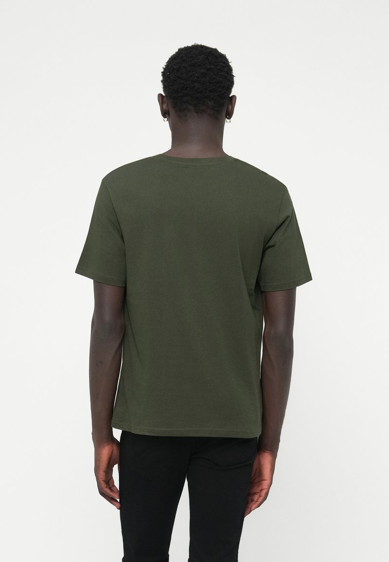 T-shirt vert olive à manches courtes en coton, avec un col rond et une coupe décontractée, vu de dos. Aucun motif ni accent.