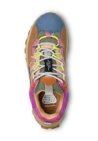 Mehrfarbige Sneaker mit blauen Wildleder, grünem Mesh und pinken Akzenten. Texturiertes, hellbraunes Zwischensohlendesign mit einzigartigen Ausschnitten. Schnürsenkel in lebhaften Farben.