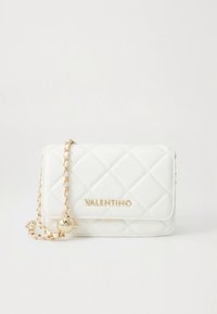 Hvit vattert Valentino-veske med gullfarget kjedestropp og gullfarget logo foran mot hvit bakgrunn.
