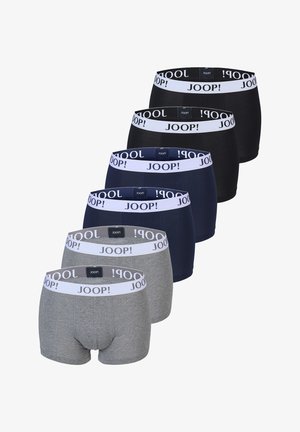 Boxershorts in Grau, Marineblau und Schwarz; Baumwollstoff mit weißen elastischen Bündchen, die den Markennamen "JOOP!" in wiederholtem Text tragen.