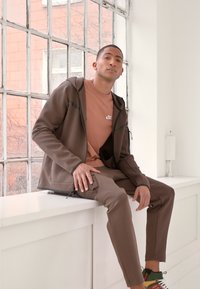 Nike Sportswear CLUB TEE - T-shirt básica - mineral clay