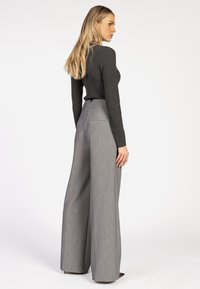 Grijze wijde broek gemaakt van textiel met een gestructureerde stof, met een slim-fit hoge taille, achterzakken en een gladde afwerking.