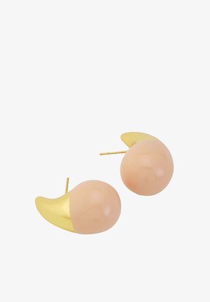 Pendientes de metal en tono dorado con un diseño curvado de resina de color durazno. Cada pendiente tiene una forma redondeada y una textura suave.