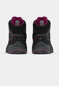 Botas de caminhada pretas e cinzas com detalhes em rosa, apresentando um colarinho alto, superfície texturizada e sola de borracha. Logótipo da marca visível.