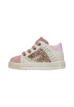 Kindersneaker mit rosa Wildleder-Zehenpartie, beigem Ledergehäuse, rosa Schnürsenkeln, glitzerndem, mehrfarbigem Seitendetail und rosa gepolstertem Fersenkragen.