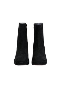 Schwarze Wildleder-Ankle-Boots mit einer schlanken, engen Silhouette, seitlichem Reißverschluss und glatter Textur. Robuste Gummisohle mit einem leichten Absatz.