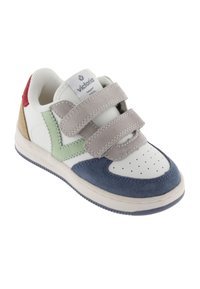 Sneaker bianco con accenti colorati in verde, blu, rosso e beige. Presenta doppie cinghie in velcro, punta perforata e toppe in suede testurizzato.