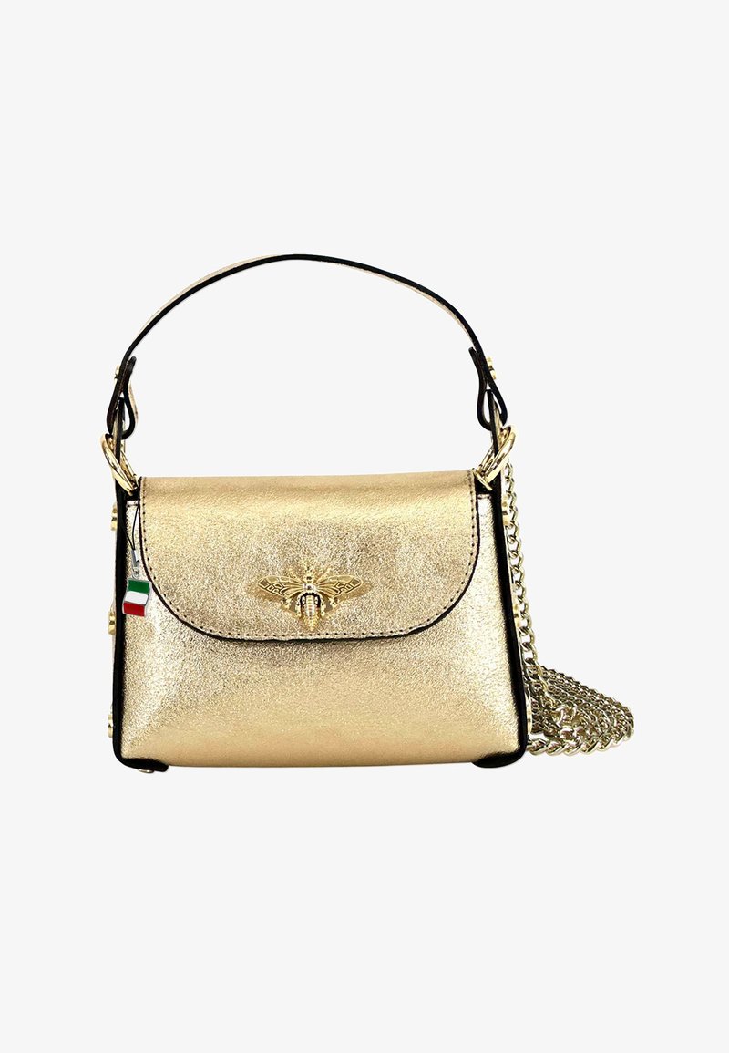 Gouden metallic handtas met een zwarte rand, met een bij-embleem op de klep en een afneembare kettingstrap. Gelaagd oppervlak met glans.