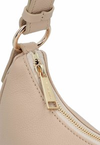 Borsa a spalla in pelle beige con zip e metalleria dorata, con finitura testurizzata e tracolla regolabile.