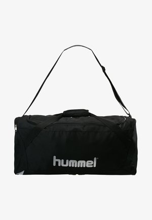 Schwarze Sporttasche mit verstellbarem Schultergurt, Reißverschluss-Hauptfach und auffälligem silbernen "hummel"-Logo an der Seite.