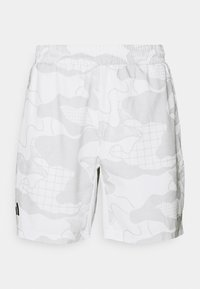 Vita kamouflage badshorts i vitt med elastisk midja, prydda med ett strukturerat mönster av vågiga former och rutiga detaljer. Varumärkeslogotyp på sidan.