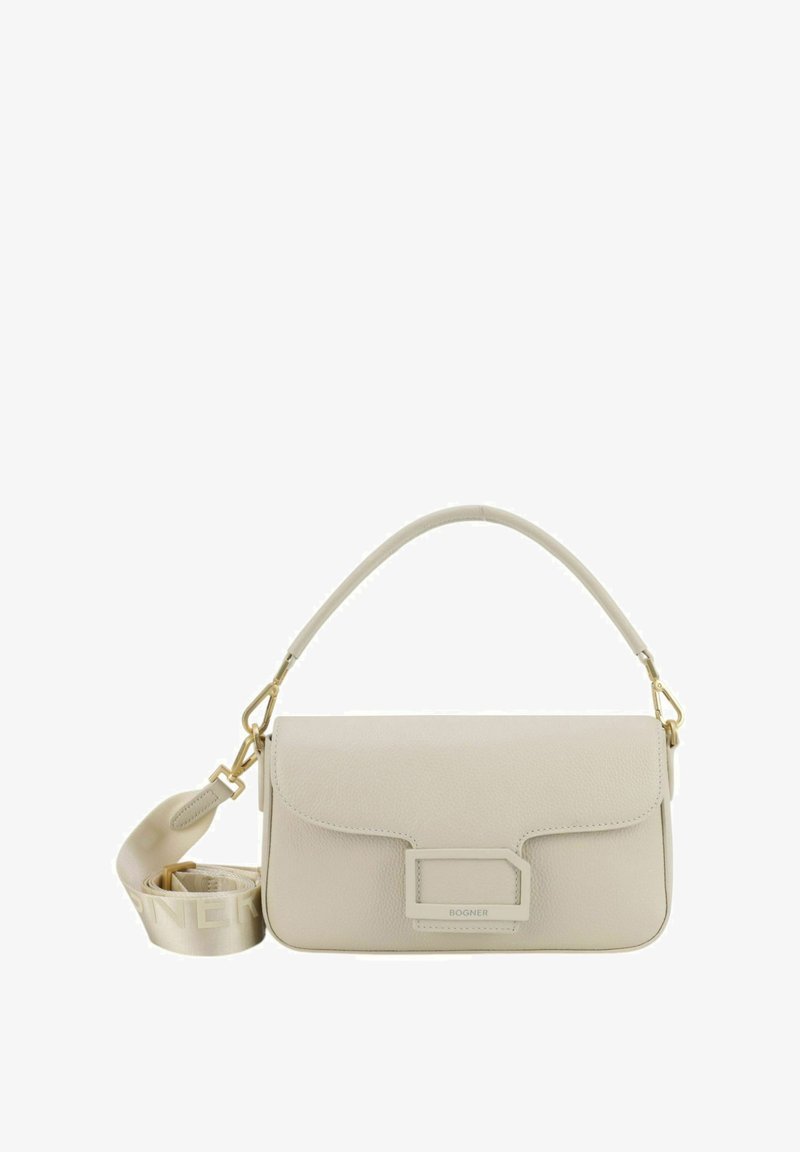 Borsa a mano in pelle beige con un design strutturato, chiusura a pattina, accessori in oro e una tracolla regolabile con motivo logo.