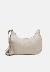 Sac à épaule en tissu beige avec une forme arrondie, une base plate et un extérieur texturé. Il dispose d'une large sangle et d'attaches en métal argenté.